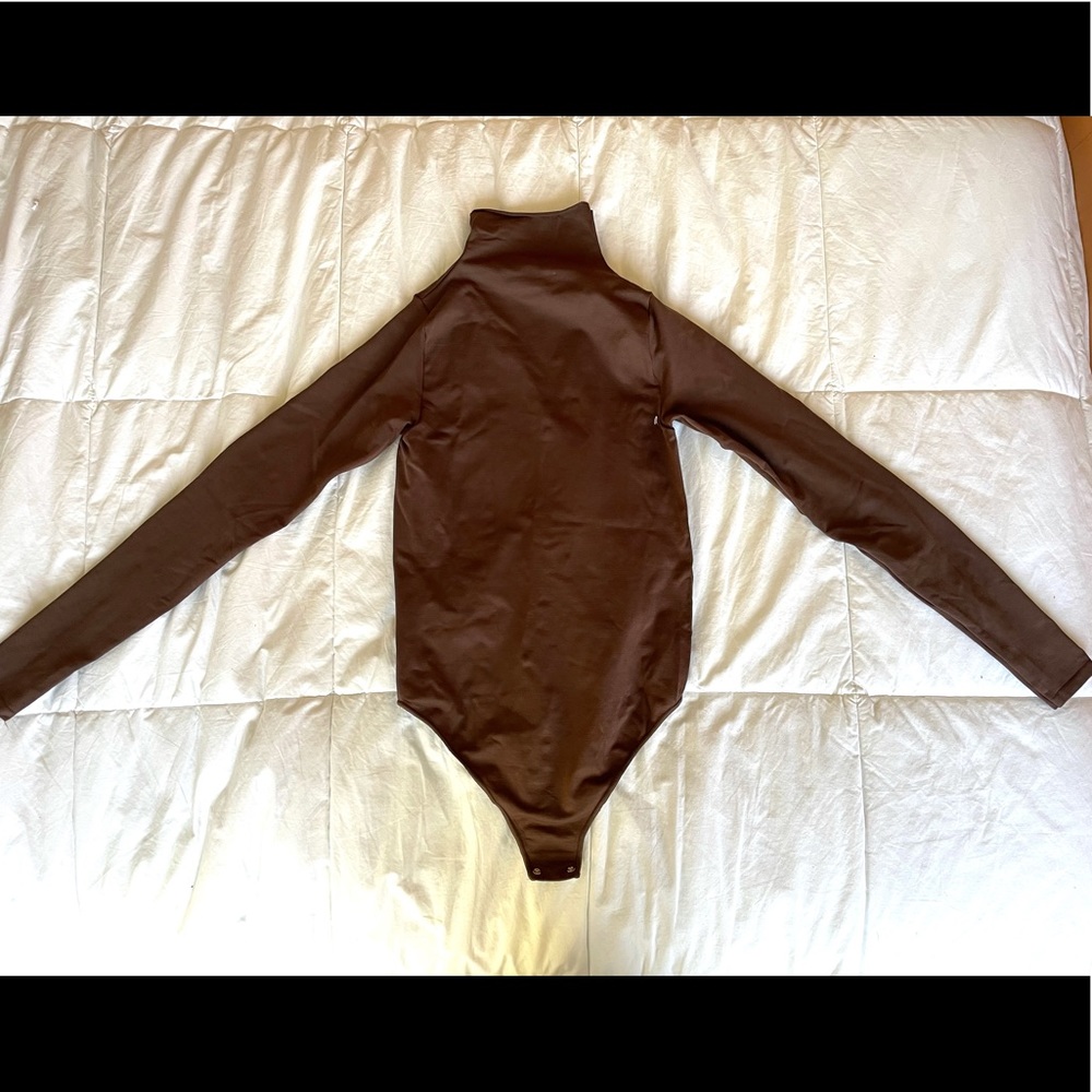 SKIMS ESSENTIAL MOCK NECK BODYSUIT. S/M. NWOT